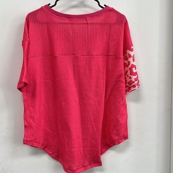 💥3/$15💥 NEW - Rose Cheetah Patchwork Short Sleeve Top - Size Small - Picture 5 of 11